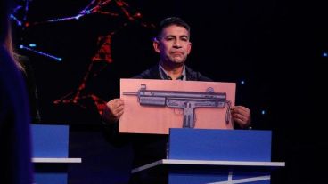 Su foto más famosa, cuando mostró el arma que mató a su hijo en el debate para concejal.