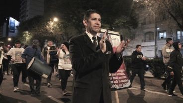 El pastor en una marcha para reclamar justicia.