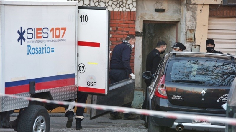 El fiscal trabajó en la vivienda de pasillo donde ocurrió el crimen de Eduardo Trasante.