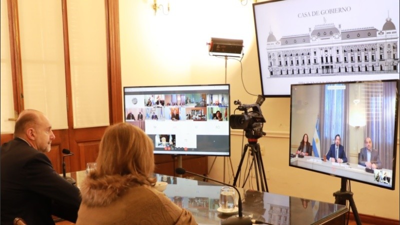 El gobernador Omar Perotti y la ministra Adriana Cantero en videoconferencia con el ministro de Educación de la Nación, Nicolás Trotta.