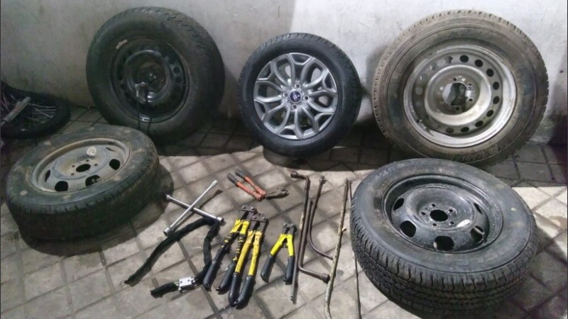 En el auto del sospechoso encontraron una llanta y 4 ruedas completas.
