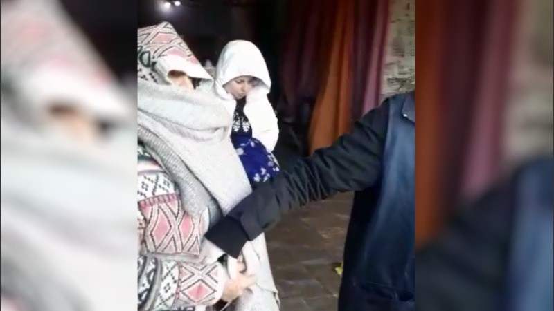 Tania y su madre al momento de la detención ocurrida el sábado pasado.