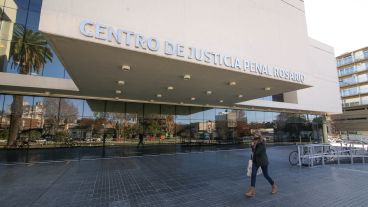 La línea telefónica fue presentada por la fiscal general María Cecilia Vranicich y el ministro de Seguridad Pablo Cococcioni.