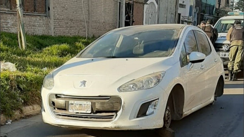 El Peugeot 308 blanco hallado en Barcalá al 4600.