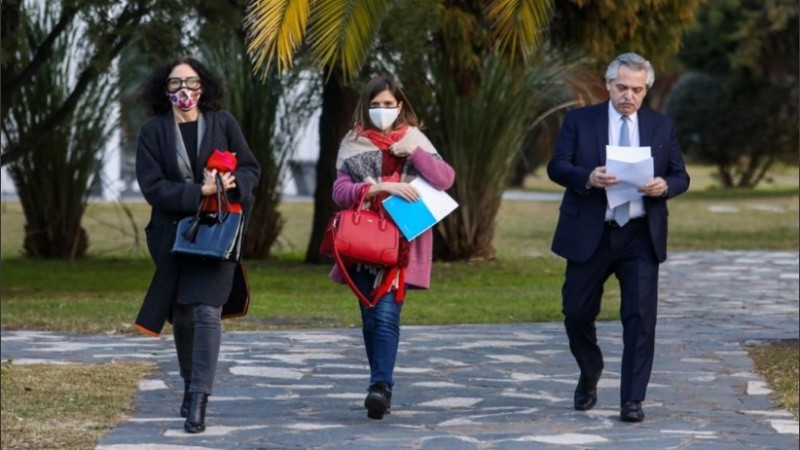 La vicejefa de gabinete, Cecilia Todesca; la directora de Ansés, Fernanda Raverta y el presidente Alberto Fernández, en Olivos.