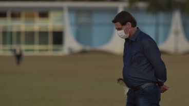 Bolsonaro asistió a un acto militar pese a que asegura estar enfermo.