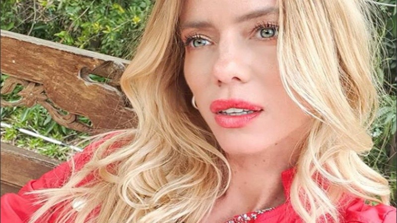 Nicole Neumann y una extraña foto con tres piernas. 