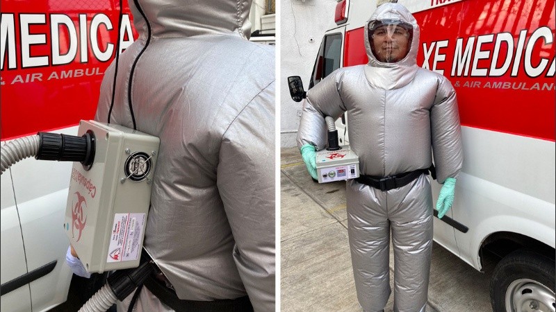 El traje posee un dispositivo integrado que proporciona aire fresco.