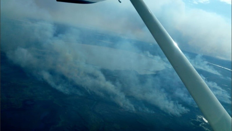 Islas humeantes y al rojo vivo vistas desde las alturas. 
