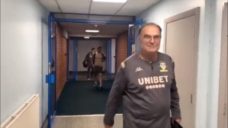 La sonrisa del Loco Bielsa al llegar a los vestuarios.