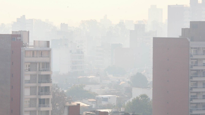 Humo en Rosario: la zona Pueyrredón y avenida Pellegrini.