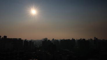 El atardecer de otro día marcado por los efectos del fuego en las islas.