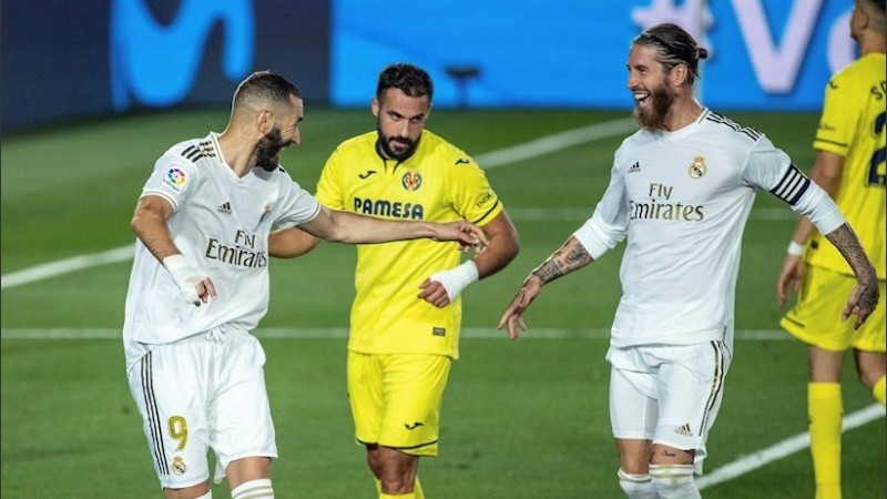 Benzema celebra con Ramos. El francés quedó a dos goles de Messi.