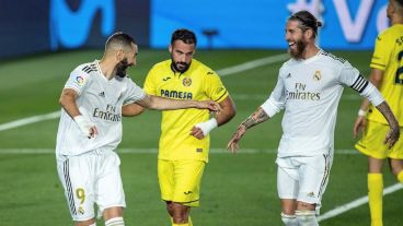 Benzema celebra con Ramos. El francés quedó a dos goles de Messi.