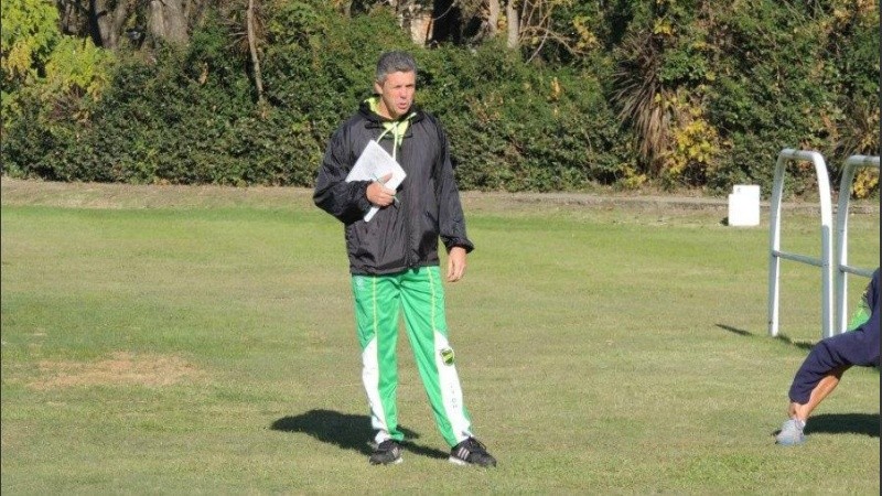 El profe Kohan admitió que hay jugadores de Defensa entrenando en Rosario. 