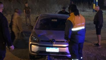 Así quedó el auto del supuesto abusador luego de intentar atropellar a su víctima.
