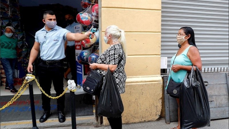 Controles en un comercio del centro de San Pablo.