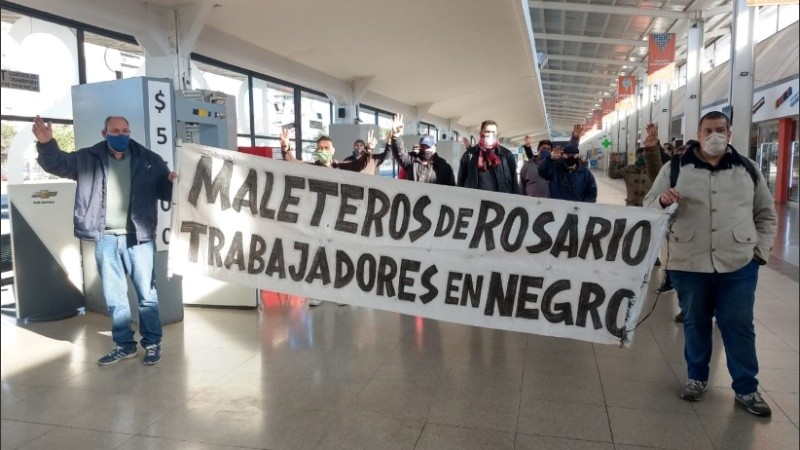 El reclamo de los maleteros este viernes en la Terminal. 