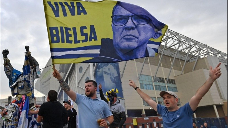 Se desatan los festejos por el logro del Leeds del Loco Bielsa. 