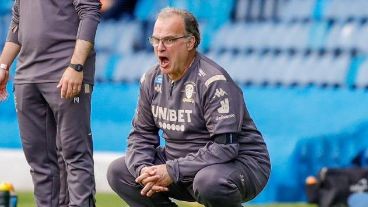 El Loco festeja por el logro con el Leeds United.