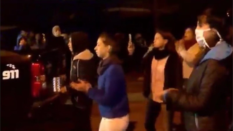 Los vecinos de Ibarlucea este jueves a la noche frente a la comisaría 17ª.