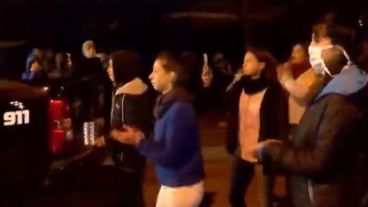 Los vecinos de Ibarlucea este jueves a la noche frente a la comisaría 17ª.