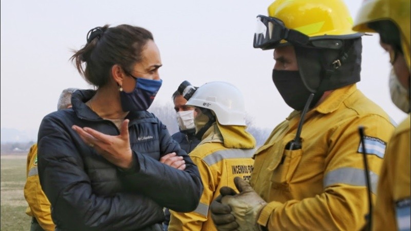 La ministra se refirió a los operativos para combatir el fuego.