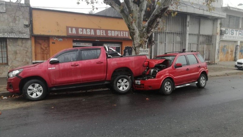 La Ecosport incrustada en la parte trasera de la Hilux. 