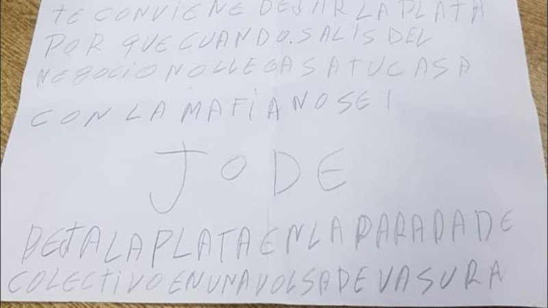 Una de las dos cartas encontradas por el comerciante debajo de la puerta de su local.