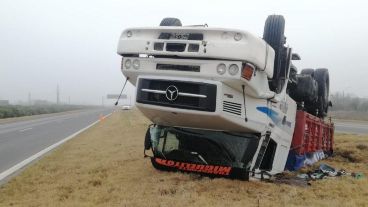 Así quedó uno de los camiones despistados.