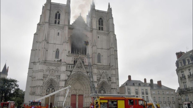 El fuego se inició dentro del edificio y las llamas llegaron a asomar temporalmente por la fachada.