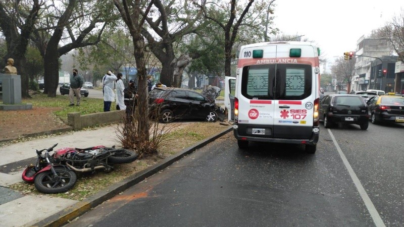 El auto chocó con una moto, que en la imagen se ve tirada en la vereda. 
