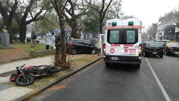 El auto chocó con una moto, que en la imagen se ve tirada en la vereda.