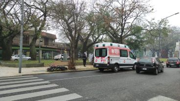 El auto chocó con una moto, que en la imagen se ve tirada en la vereda.