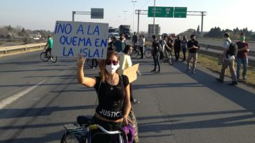 La manifestación y piquete en el puente Rosario Victoria.