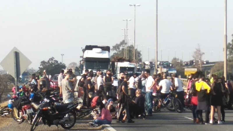 La manifestación y piquete en el puente Rosario Victoria.