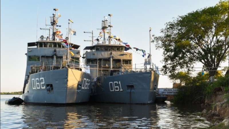 Los barcos llegan a la región con refuerzos para combatir el fuego.