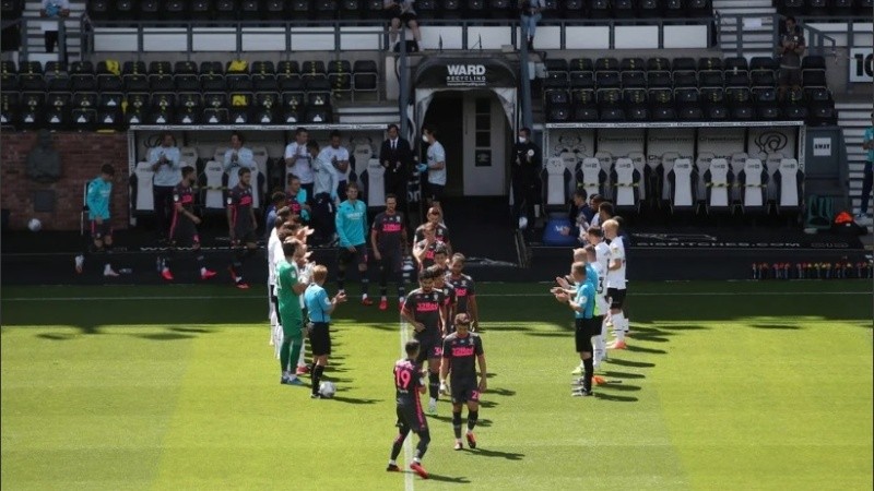 El Derby County recibió al Leeds United con el tradicional pasillo de honor para el campeón por el reciente título de Championship