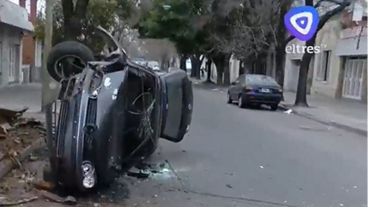 El auto quedó tumbado sobre le costado izquierdo.