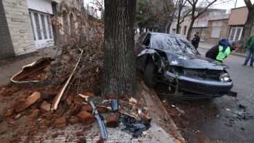 El auto, destruido y abandonado.
