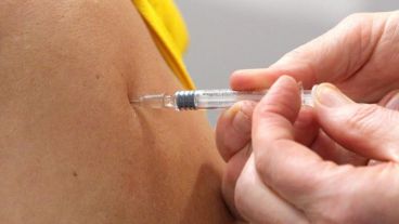 El Reino Unido anunció este lunes que ya ordenó 100 millones de dosis de la vacuna.