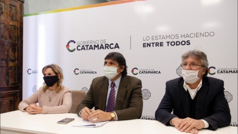 El gobernador de Catamarca, Raúl Jalil, anunciando las nuevas medidas sanitarias en la provincia.