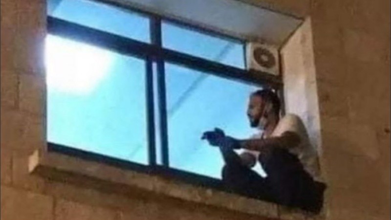 La foto del joven recorrió el mundo a través de las redes.