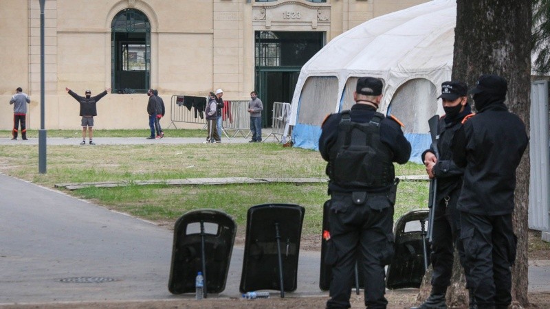 Custodia policial para los aislados en la ex Rural.