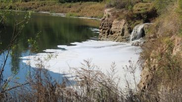 La espuma que se observa por estas semanas en el arroyo Saladillo.