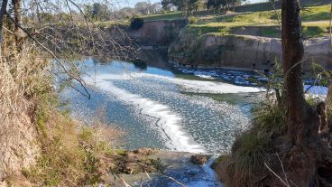 La espuma que se observa por estas semanas en el arroyo Saladillo.