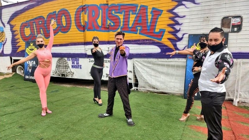 Los artistas del Circo Cristal, que ahora subsisten vendiendo alimentos. 