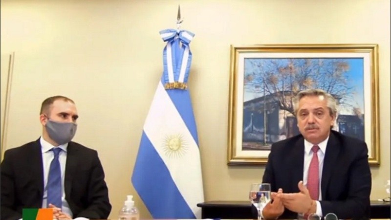 Alberto Fernández y Martín Guzmán al exponer, por videoconferencia, ante el Consejo de las Américas.