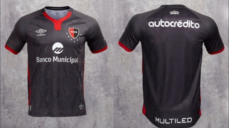 Modelo gris oscuro con ribetes rojinegros.