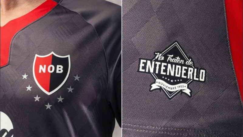 Modelo gris oscuro con ribetes rojinegros.